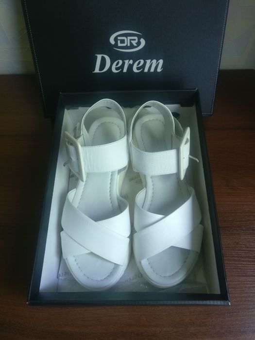 Босоножки кожаные Derem