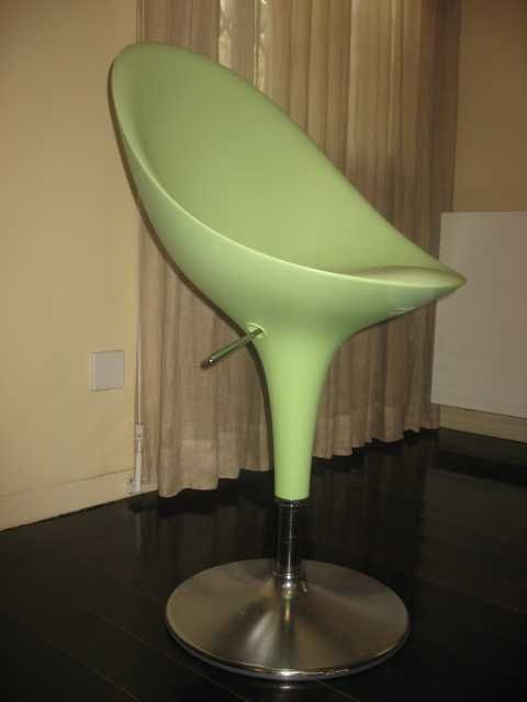 STOCK OFF: Cadeira verde Rotativa By Magis modelo Bombo