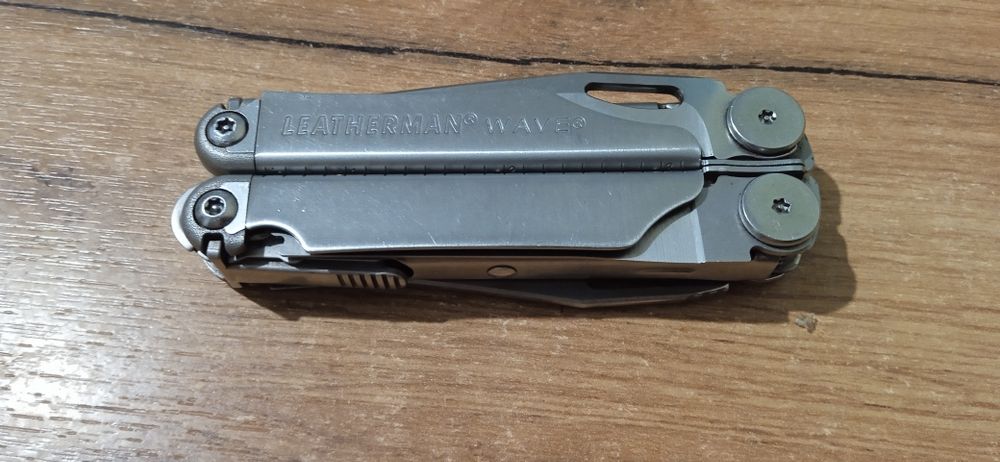 Мультітул Leatherman Wave Plus і чохол.
