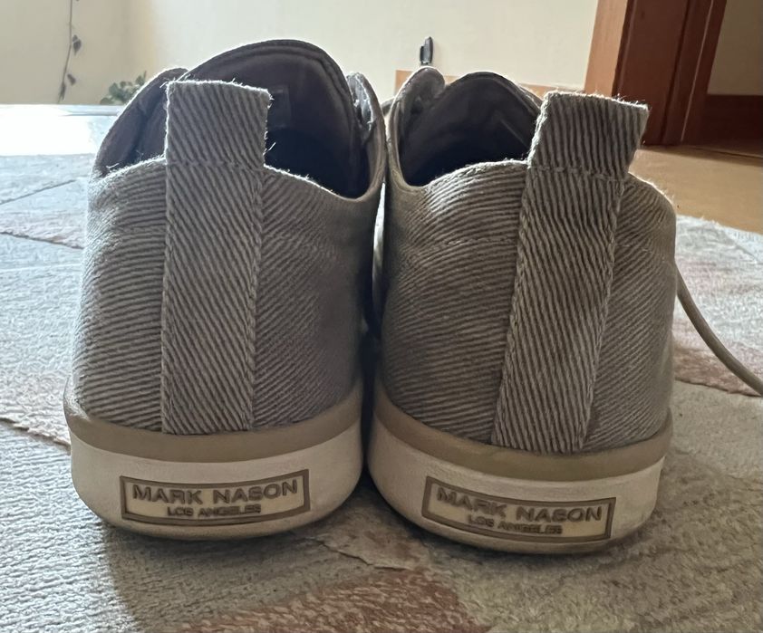 Sapatos em sarja bege tamanho 44