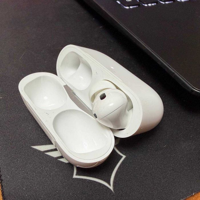 AirPods Pro 2 USB-C — кейс + ліве вухо A3048
