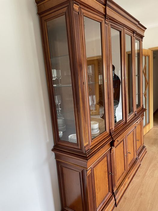 Vitrine / Cristaleira Clássica em Madeira de Cerejeira – Excelente Estado