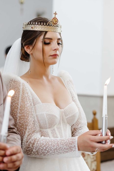 Весільне плаття/сукня із золотим фатіном