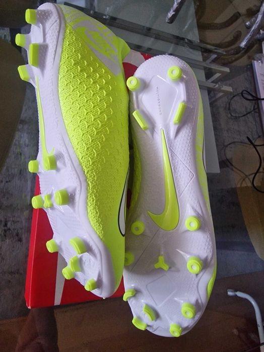 Chuteiras Nike (novas)