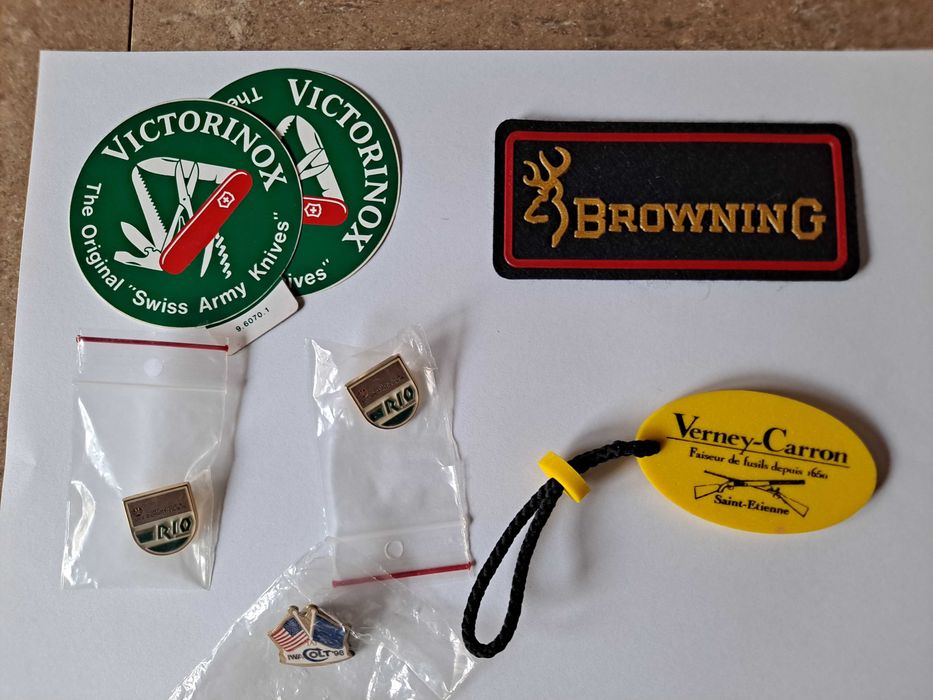Zestaw odznak, naszywek naklejek: strzelectwo, broń , militaria.