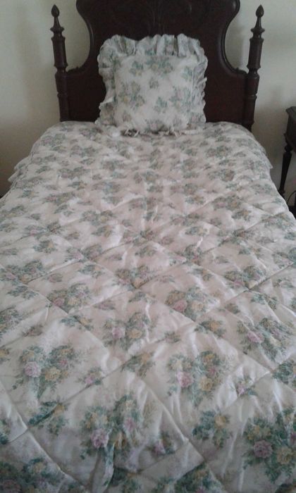 Duas colchas e respectivas almofadas para cama de solteiro