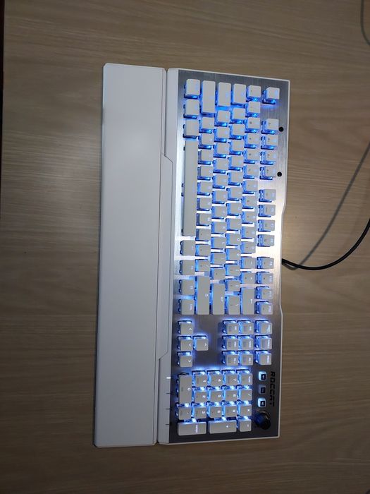 Teclado Gaming Mecânico ROCCAT Vulcan 122 AIMO RGB Alumínio
