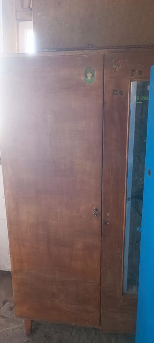 Шкаф з дзеркалом для дачі