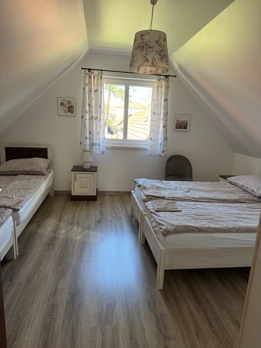 Domek na Kaszubach U Oliwii nad jeziorem .