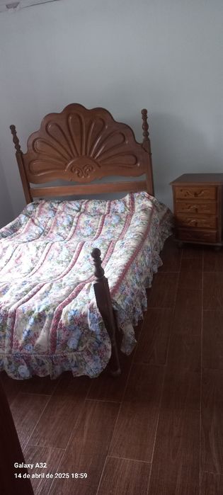 Uma Cama com Mesinha de Cabeceira e Cómoda