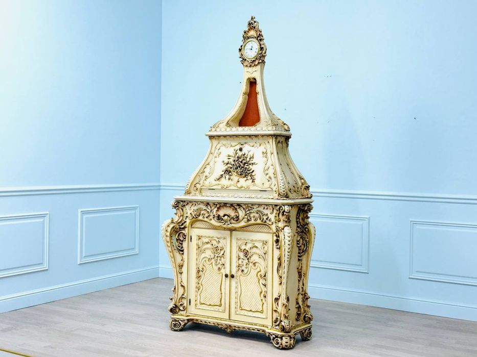 Антикварний фальш-портал у стилі Бароко