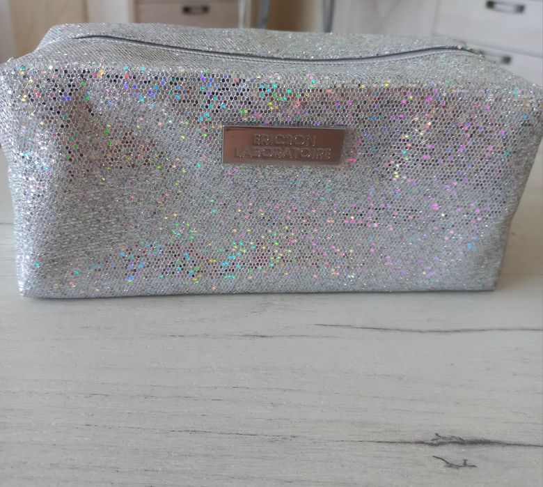 Продам косметичку нову