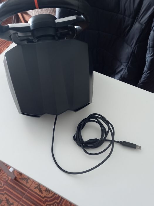 VENDO VOLANTE USADO MAS EM BOM estado para  pc com pedais e mudanças
