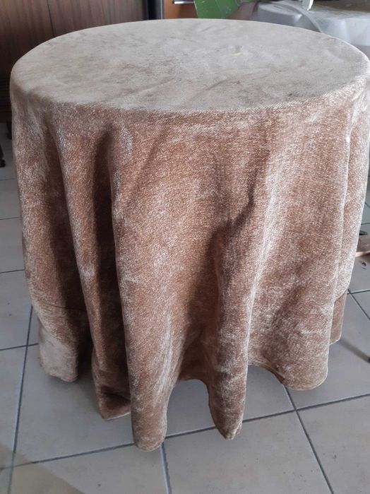 Mesa camilha em madeira com toalha aveludada