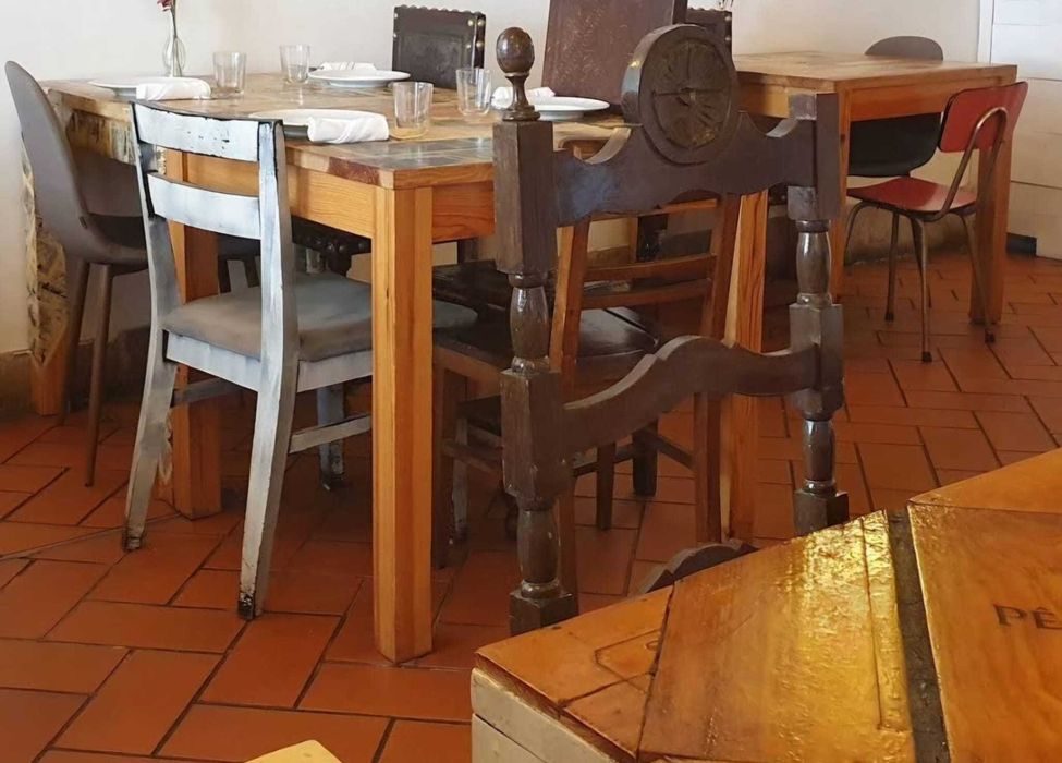 Oportunidade: 16 Mesas Quadradas em Madeira (80x80 cm)Ideais para restaurante, café ou eventos. Design robusto, versátil e em bom estado
