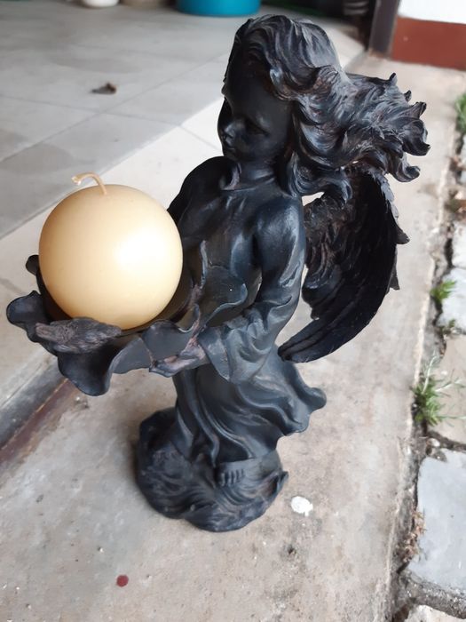 Anjo em massa com vela