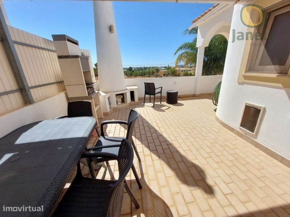 Moradia T5 nas Gambelas - Conforto, Espaço e Localização de Excelência