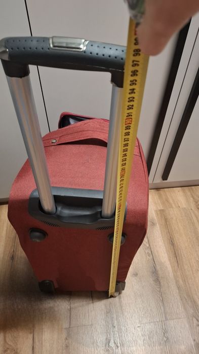 Дорожня вмістка сумка на колесах червоного кольору. Нова.