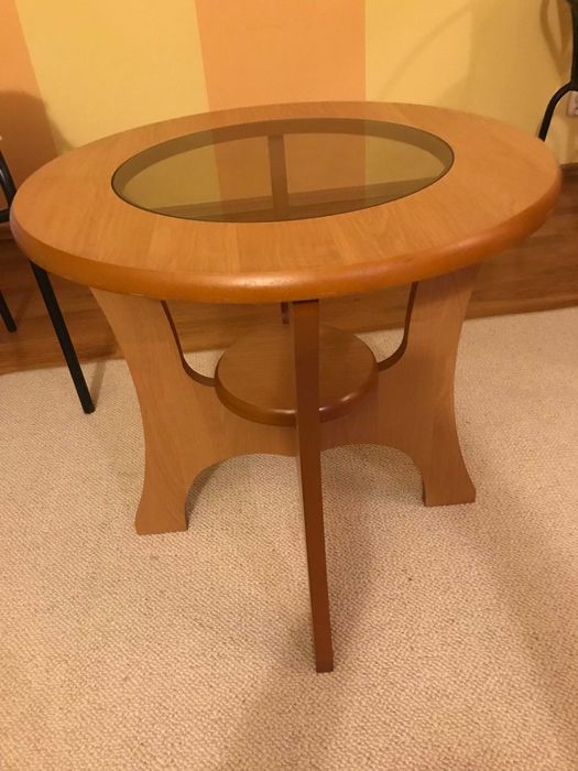Okrągły stolik ze szklanym blatem i półeczką