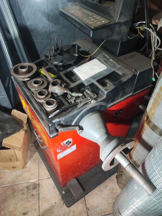 Máquina de desmontar pneu e de equilibrar pneus