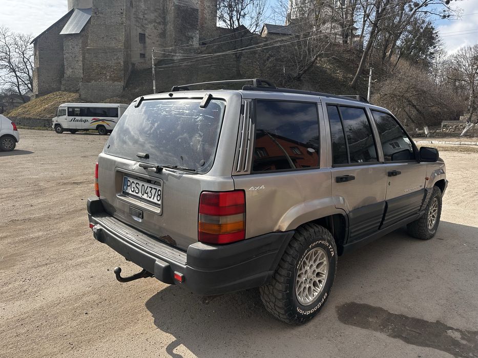 Jeep cheroke на повному ходу