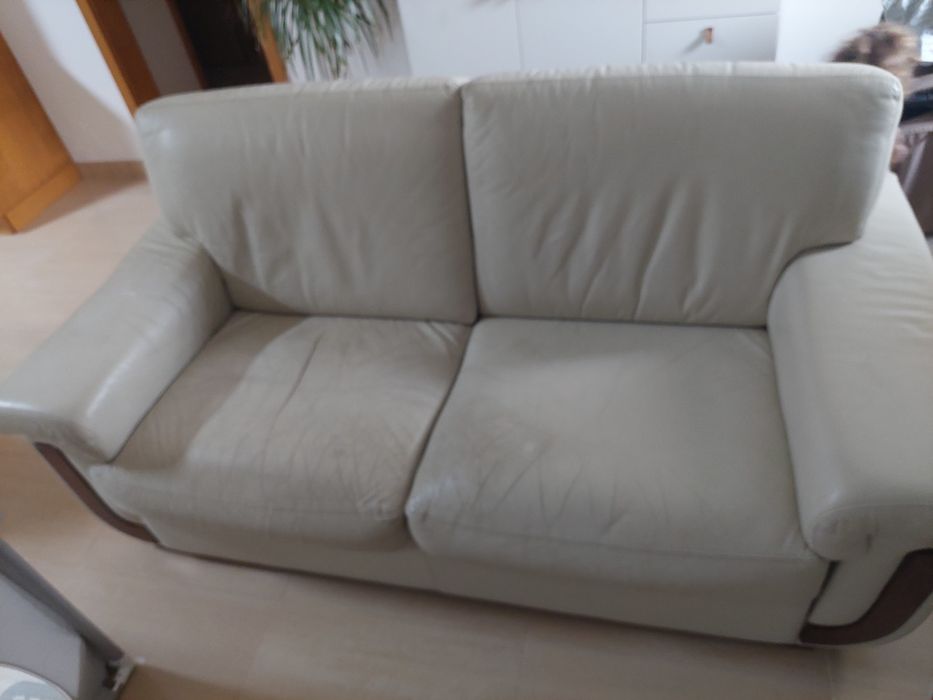 Sofás em pele creme . Um deles com algumas marcas de uso, o outro praticamente novo. Posso vender só um.