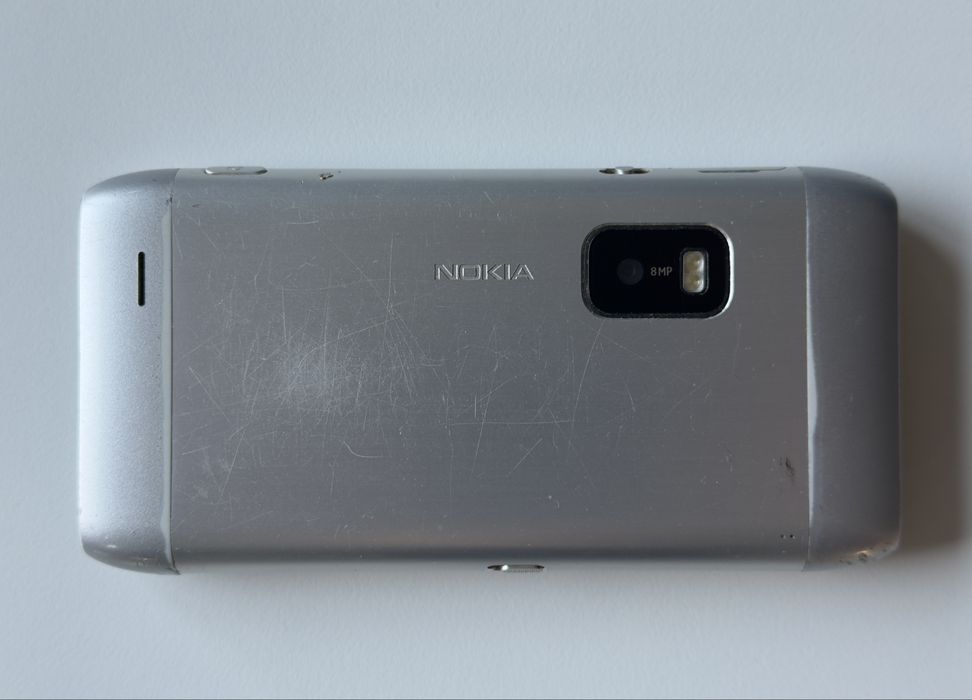 Nokia E7 srebrna