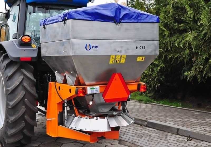 Profesjonalny Rozsiewacz piasku i soli 1000l N 065 Pom Augustów wyprzedaż