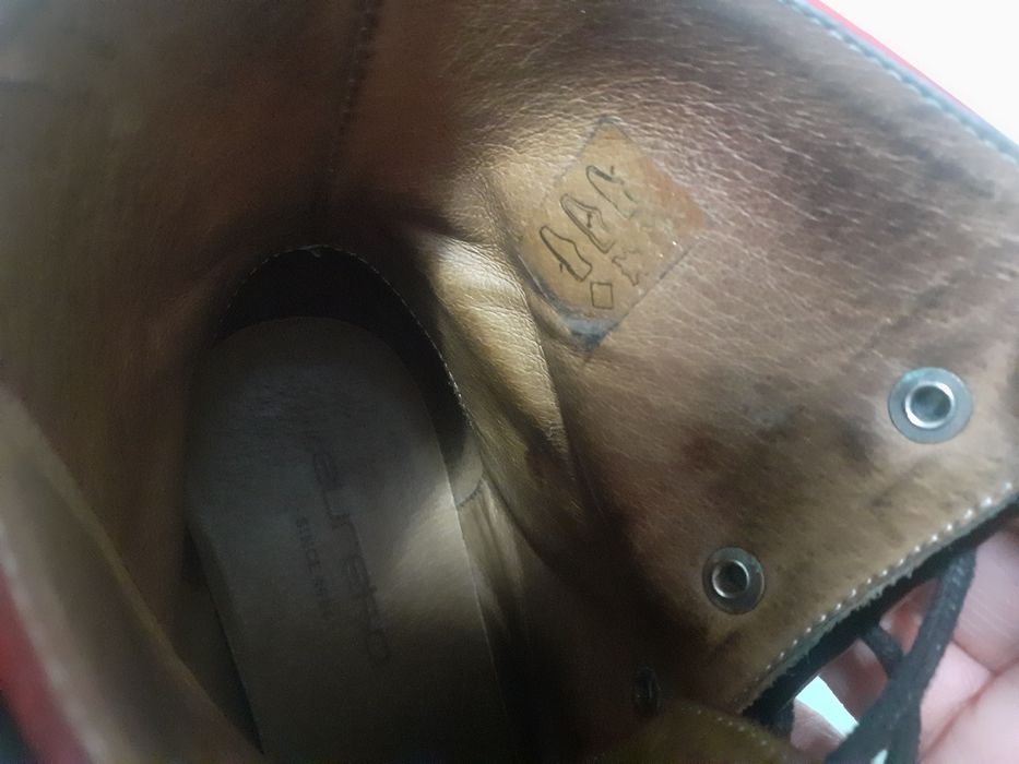 Botas vermelhas verniz marca eureka.