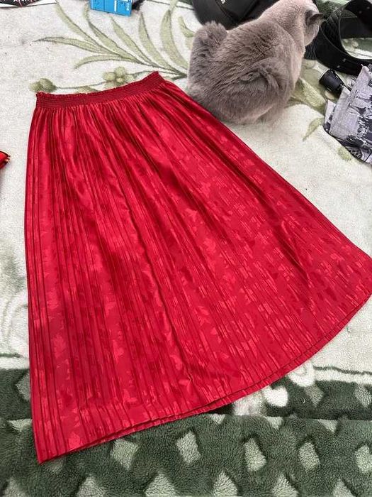 Czerwona plisowana długa spódnica motyw liści