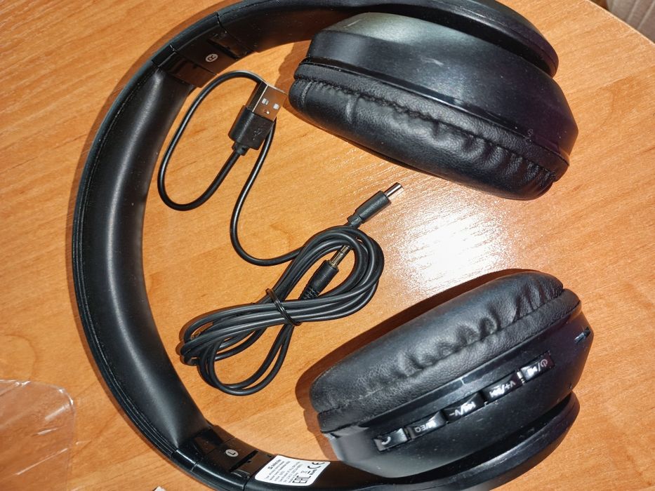 Bezprzewodowy zestaw słuchawkowy B552