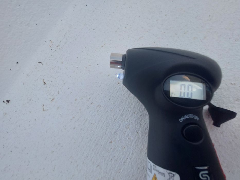 Medidor pressão pneus digital, quebra vidros e corta cintos