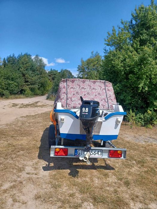 Łódź kabinowa z silnikiem