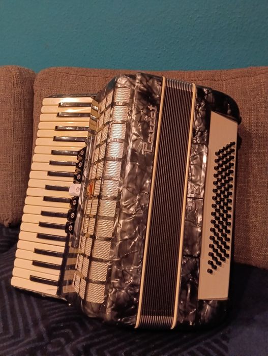 Akoredeon Parrot 80 basowy 3 chórowy z futerałem Pszczyna • OLX.pl