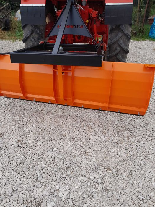 Pług do śniegu na tuz ciągnika obracana wieżyczka na tył ciągnika