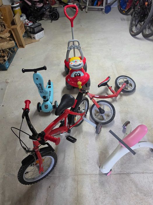 Combinado bicicletas, triciclo e quatro quase Novos