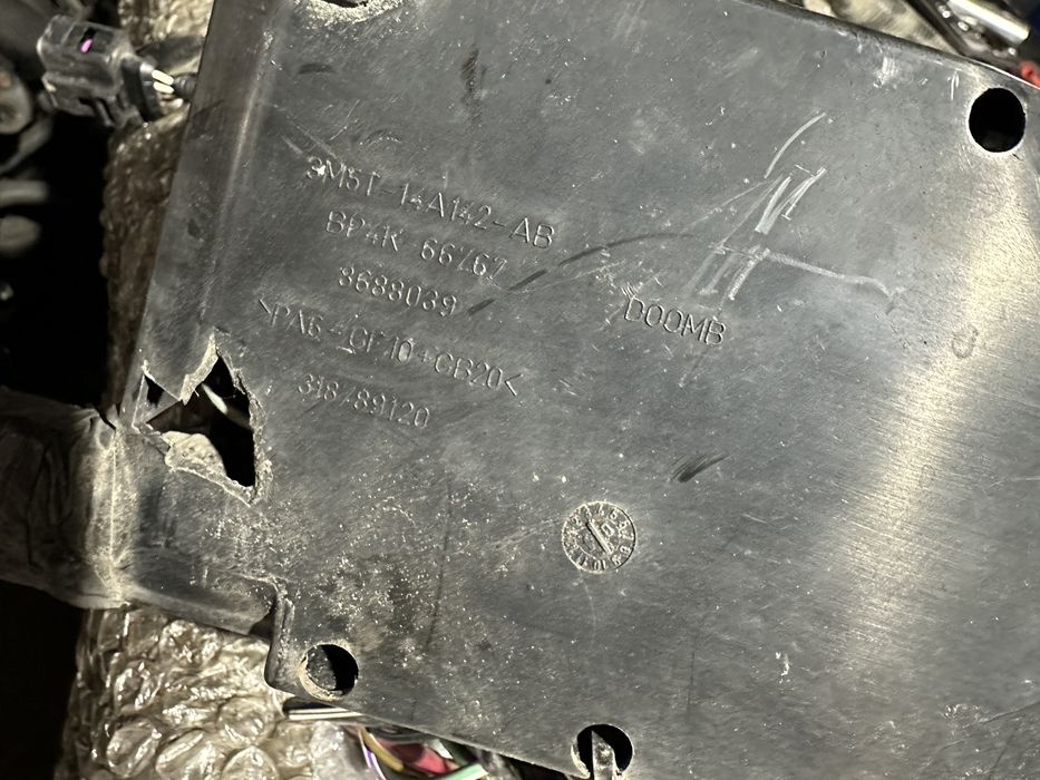 Блок запобіжників предохранителей Mazda 3 1.6d bk 03-09 8688039