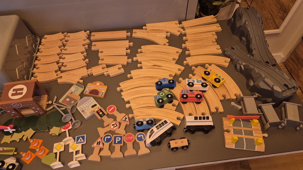 2 x różne zestawy kolejki drewniane