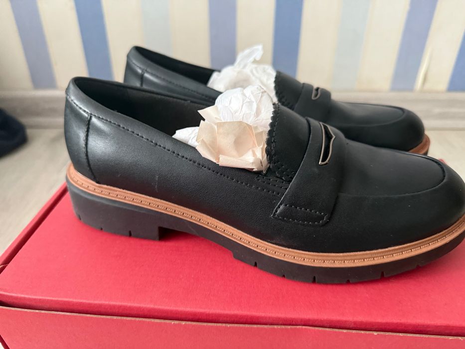 Продам жіночі шкіряні лофери Clarks