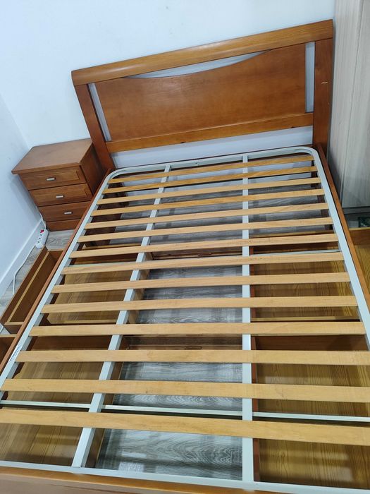 Vendo cama de casal condição/muito conservada  , sem a base do colchão