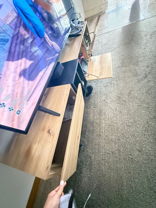 Móvel de TV em madeira carvalho e preto