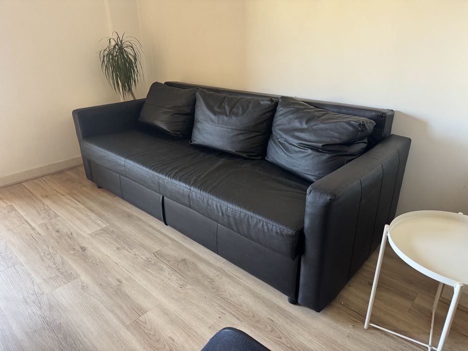 Sofá-cama preto, de pele