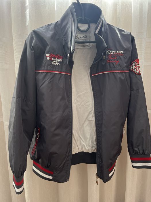 Вітровка дитяча сірого кольору віком 8-9 років.