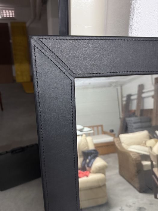 Espelho preto em pele