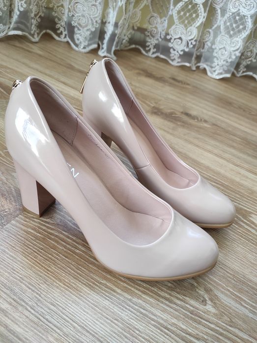 Туфлі лакові жіночі