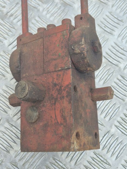 Rozdzielacz hydrauliczny dwusekcyjny