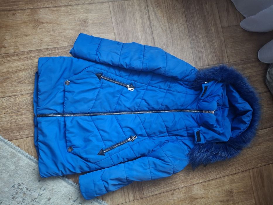 Продам дитячу куртку .вік десь 9 _12 років .ціна 440 .все ціле