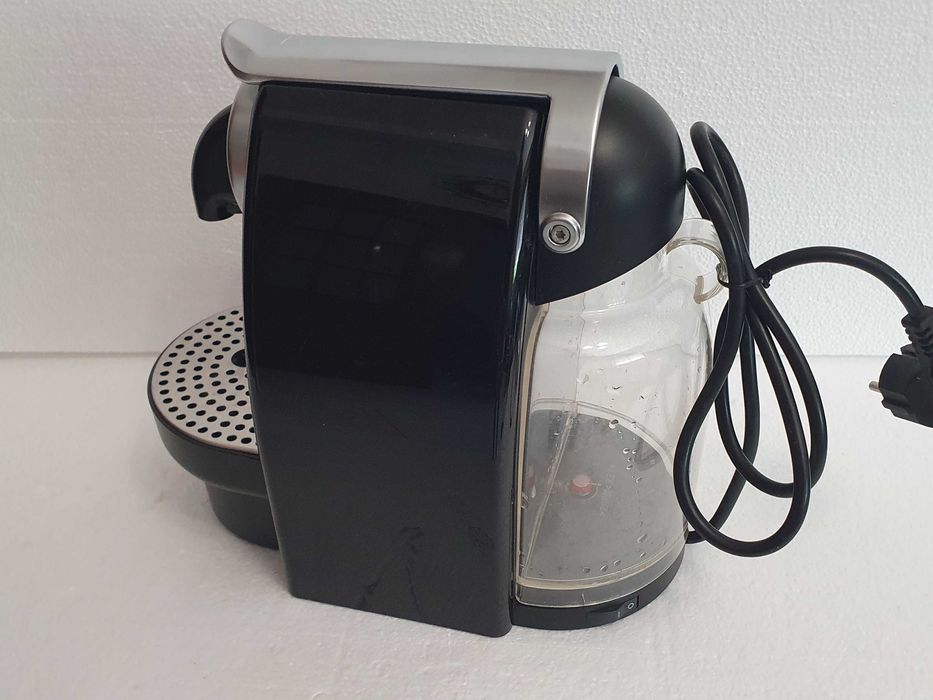 Máquina Nespresso Krups XN2120 em bom estado, com botão ON/OFF atrás