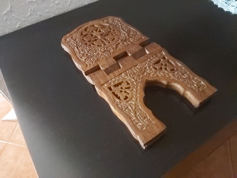 Pequeno suporte em madeira trabalhada