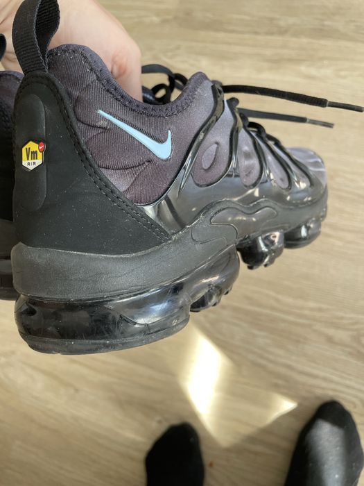Nike vapormax plus srebrno ciemne.